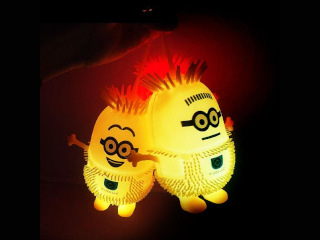 光るミニオンズダイカットポンポンヨーヨーS